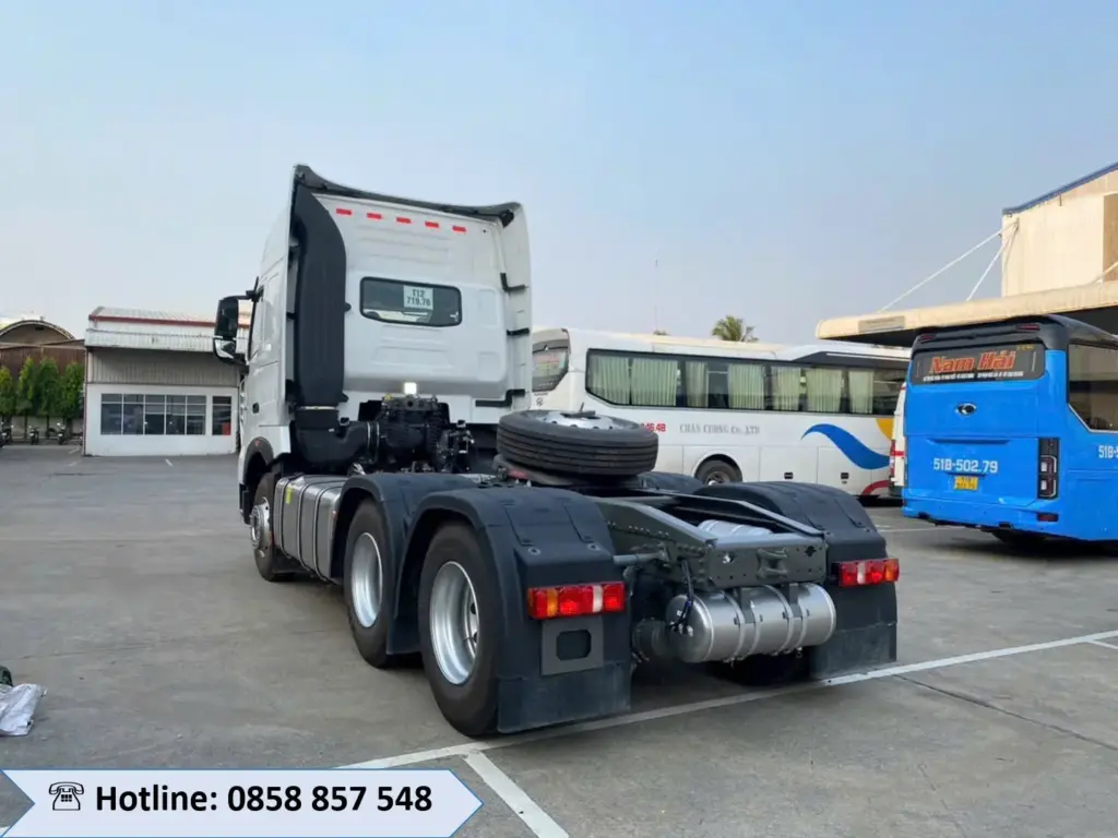 đầu kéo t7h máy 440 màu trắng